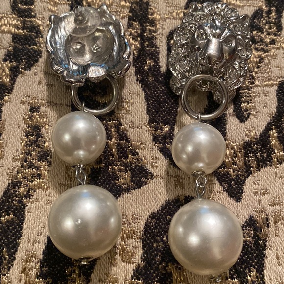 Elegant lion 🦁 and pearl drop earrings - Picture 2 of 4